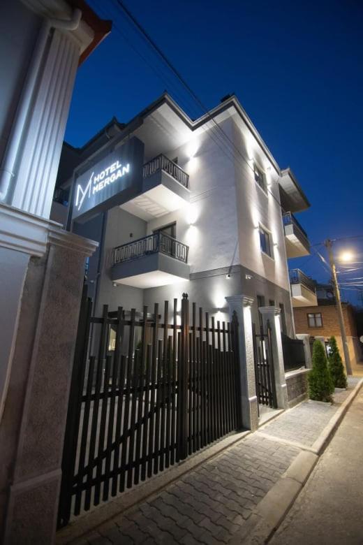 Mergan Hotel Korce Buitenkant foto